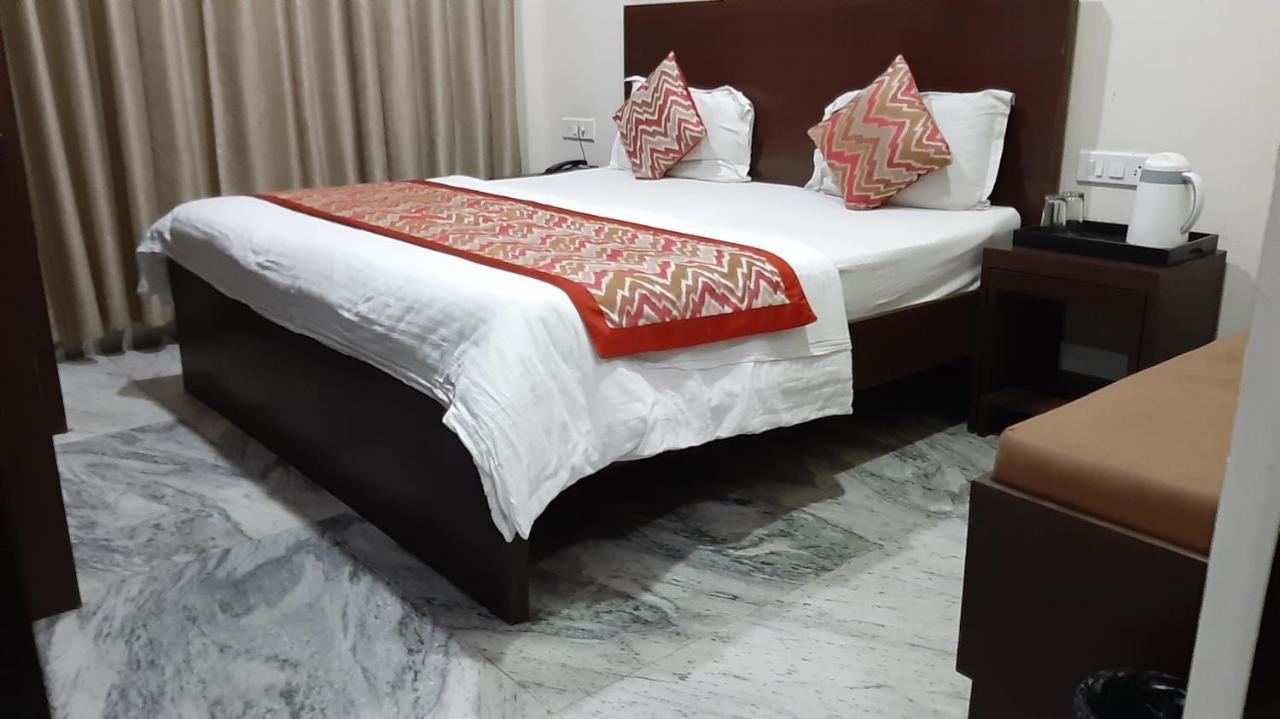 Hotel Sar Kamla Dham Skd Vrindavan Fully Vaccinated Staff 외부 사진