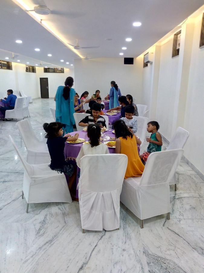 Hotel Sar Kamla Dham Skd Vrindavan Fully Vaccinated Staff 외부 사진