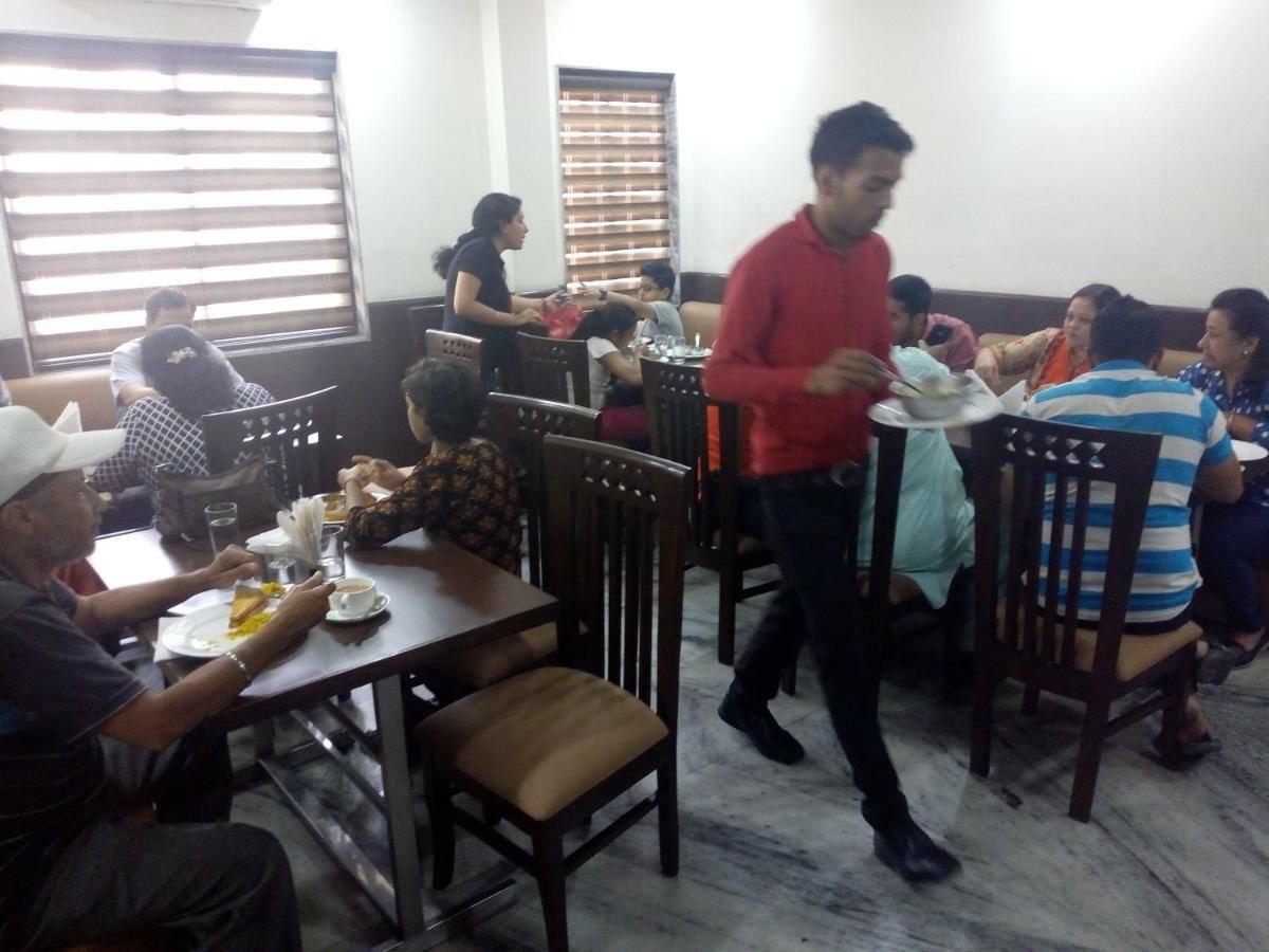 Hotel Sar Kamla Dham Skd Vrindavan Fully Vaccinated Staff 외부 사진