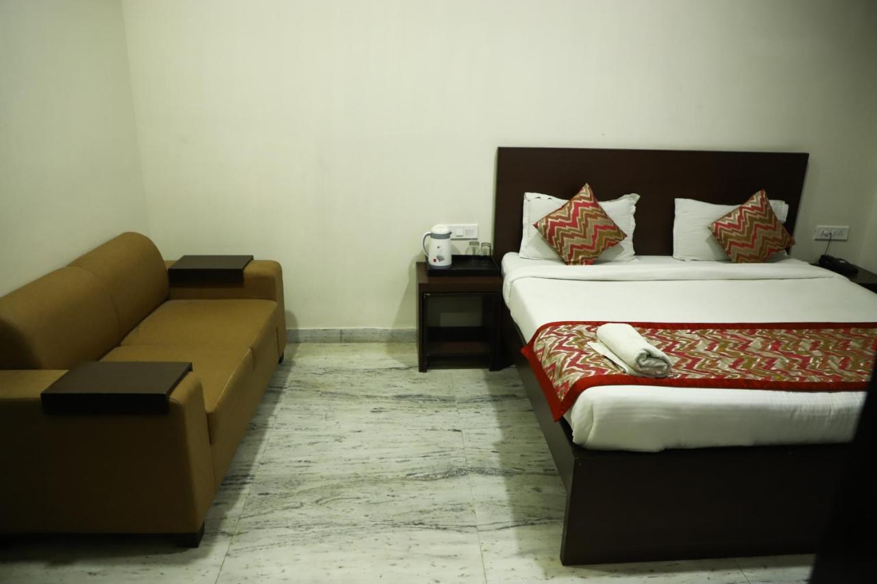 Hotel Sar Kamla Dham Skd Vrindavan Fully Vaccinated Staff 외부 사진